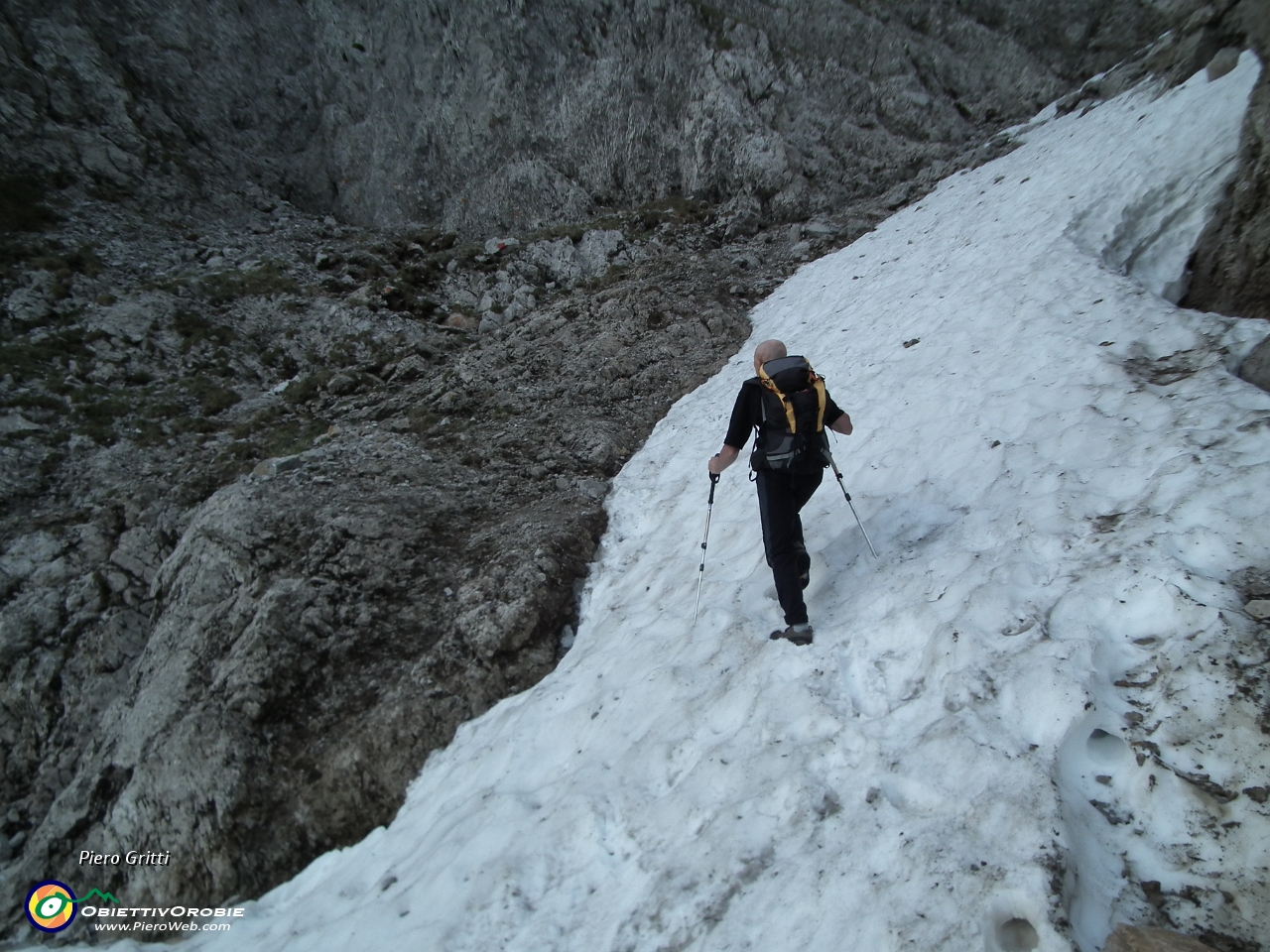 62 strisciata di neve discendente dalla Forcella di Valmora....JPG